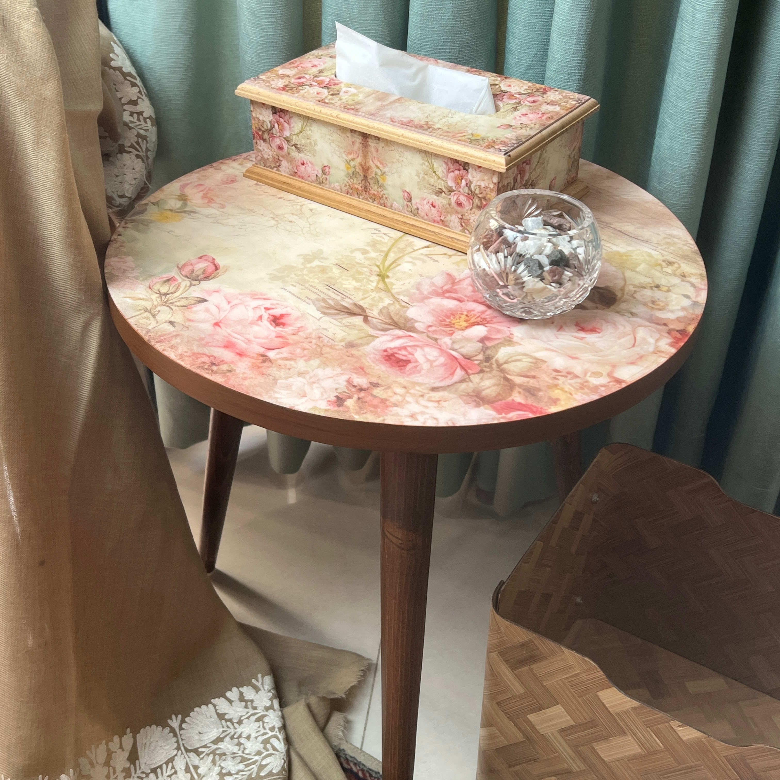 Round Accent Table : - Garden Glory