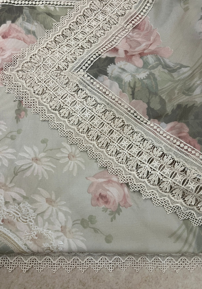 Table Cover With Lace - Vintage Roses